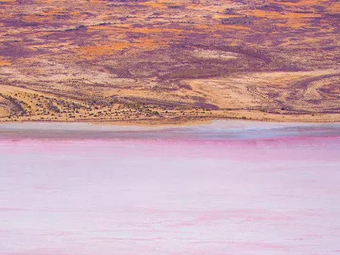 Hồ nước khổng lồ đổi màu cầu vồng sau mưa tại Australia